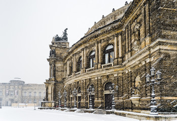 Semperoper Dresden bei Schneefall, Sachsen, Deutschland, Europa, öffentlicherGrund