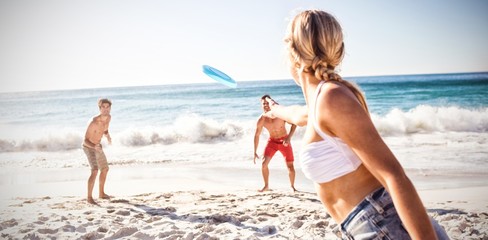 Fototapeta premium Znajomi grający z frisbee