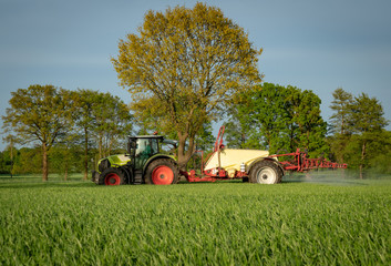 Pflanzenschutz - Ackerbau, Landwirt spritzt sein Getreide gegen Unkraut