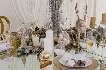 Christmas table setting, festive table, tableware.