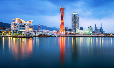 Fototapeta premium Hafen von Kobe bei Nacht mit Kobe Port Tower, Japan