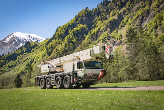 Schwerer  mobiler Ausleger - Kranwagen vor Alpenkulisse