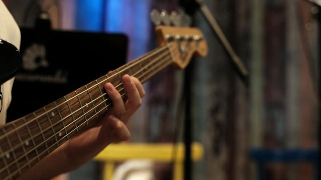 Bass Play Musc