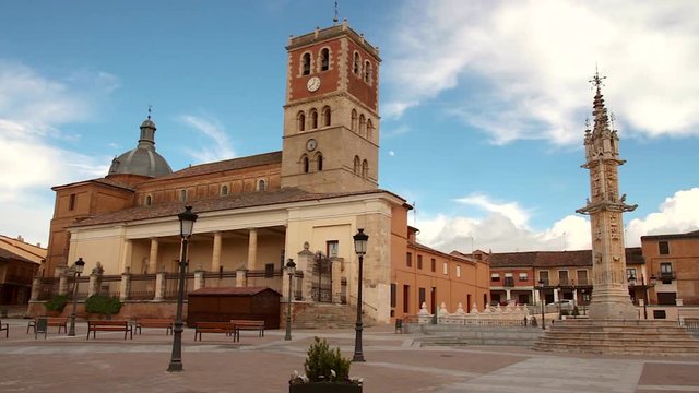 Vista de la Plaza de Villalon de Campos con el Rollo (Siglo G&oacute;tico - XVI) y la Iglesia de San Miguel. Valladolid Espa&ntilde;a  