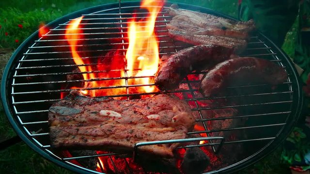 Parrilla de Carnes Variadas y chorizos  al aire libre
