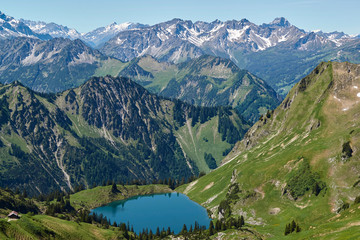 Blick vom Zeigersattel auf Gipfel der Allgäuer Alpen im Frühling mit Seealpsee
