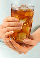 WOMAN HOLDING GLASS OF ICED TEA