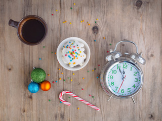 Weihnachten - Contdown bis Heiligabend, Weihnachtsdekoration auf einem rustikalen Tisch