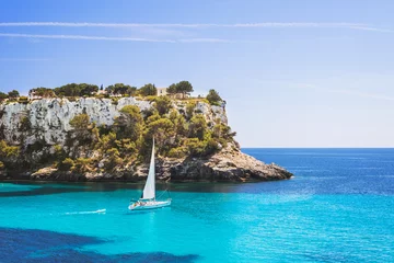 Foto op Plexiglas Mooie baai met zeilbootjacht, Cala Galdana, eiland Menorca, Spanje. Yachting, reizen en actieve levensstijl concept © kite_rin