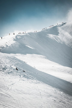 Aufstieg auf die Bergspitze f&uuml;r die Snowboarder am Tag