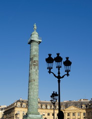 Fototapeta na wymiar Place Vendôme; obélisque et lampadaire. Ciel bleu Paris