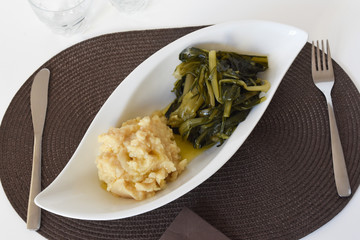 Purea di Fave con Cicoria e Olio Extravergine di Oliva - piatto tipico Basilicata e Puglia