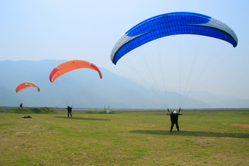 Obraz premium Pokhara, Nepal - April 11, 2014: Paragliding over the Himalayas.