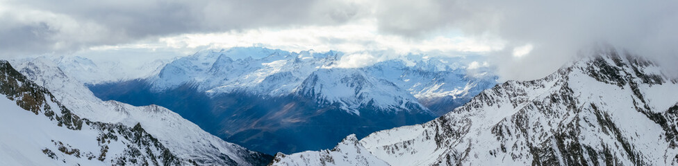 Fototapeta na wymiar Schneebedeckte Berge in Tirol im Winter - Panorama
