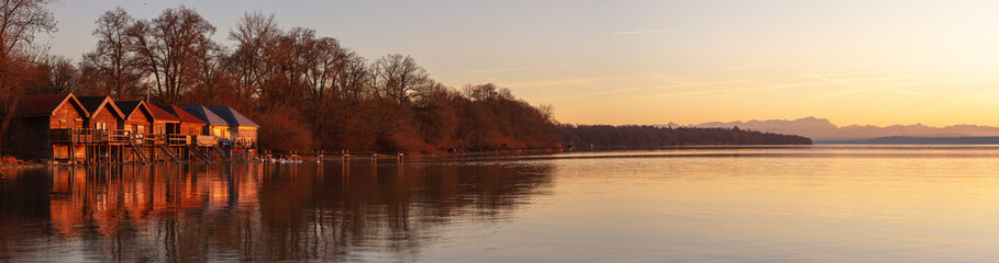 Kleine Fischerhäuser an einem See im Abendlicht - Panorama