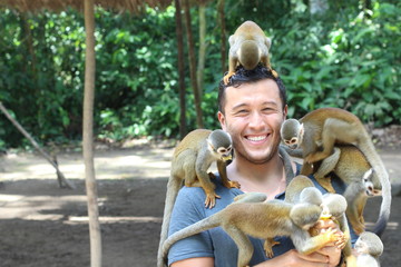 Fototapeta premium Przystojny mężczyzna etniczne z małpami titi