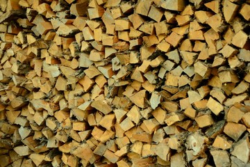 ułożone kłody porąbanego drewna