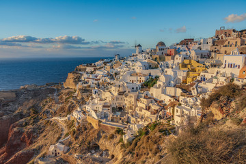 Il pittoresco villaggio di Oia al crepuscolo, isola di Santorini GR
