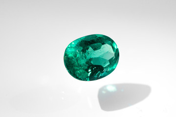 Obraz na płótnie Canvas esmeraldas gigantes cristales emerald gemstone gemas piedras preciosas diamantes verdes granate zafiro rubí 