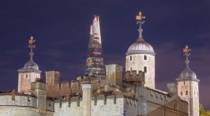 Fototapeta na wymiar London - The nightly Tower and skyscraper Shar in the background.