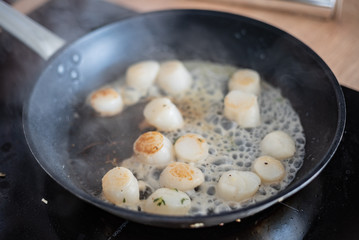 chef frying scallops