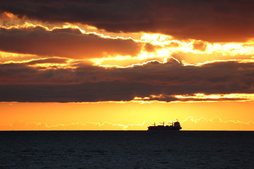 Fototapeta na wymiar Sonnenuntergang mit schiff