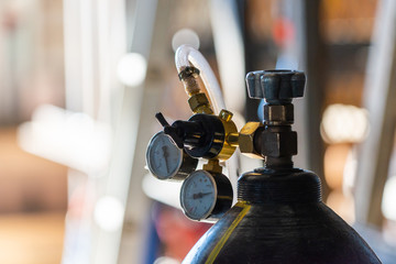 Reducer with pressure gauge on the oxygen cylinder.