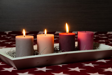 Drei Kerzen brennen am 1. Advent in der Weihnachtszeit