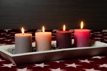 Vier Kerzen brennen am 1. Advent in der Weihnachtszeit