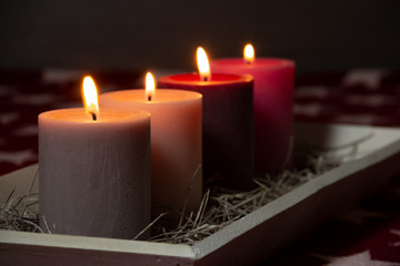 Vier Kerzen sorgen zum Advent für weihnachtliche Stimmung in der Familie