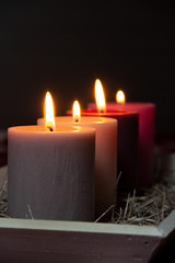 Vier Kerzen brennen am Adventssonntag