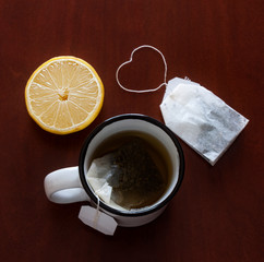 TAZA DE TÉ CON LIMÓN Y SOBRE DE INFUSIÓN CON CORAZÓN