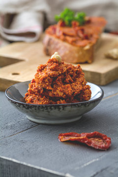 Spread vegan, with dried tomato and cashew nuts, rye bread