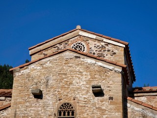 La iglesia prerrománica de San Miguel de Lillo (en asturiano, Samiguel de Lliño), dedicada a San Miguel Arcángel, fue mandada a edificar hacia el 842 por el rey Ramiro I en el monte Naranco, en los al