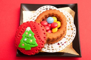 round gingerbread box and candies
