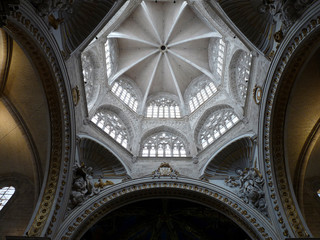 Fototapeta na wymiar Cúpula de la Iglesia Catedral-Basílica Metropolitana de la Asunción de Nuestra Señora de Valencia, llamada popularmente la Seu en valenciano, es sede del arzobispado de Valencia