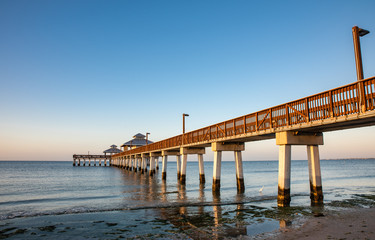 Obraz premium pier at sunrise in fort myers beach
