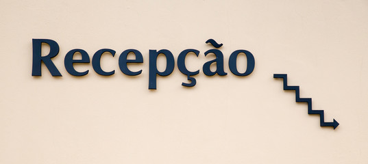 Reception on a wall, directional signaling.