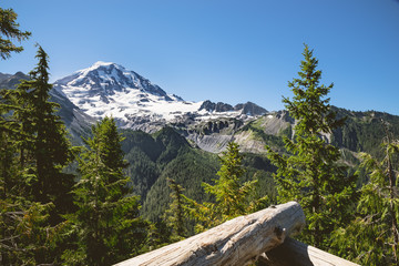 Atemberaubendere Aussicht von einer hölzernen Aussichtsplatform auf vergletscherten Mt. Rainier,...