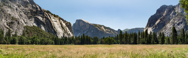 panorama des weiten yosemite valley mit wiese, Yosemite National Park, Kalifornien, USA