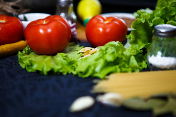 tomatoes with lettuce, garlic and spaghetti