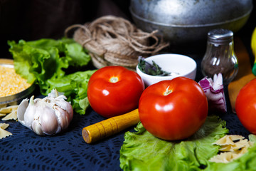 tomatoes with lettuce, garlic and spaghetti