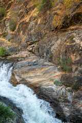 wilder gebirgsfluss stürzt über bunte felsen, sequoia national park, kalifornien, usa