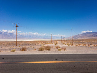 einsame straße durch wüste mit stromleitungsmasten, Death Valley National Park, Kalifornien, USA