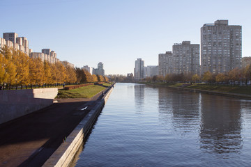 многоэтажные дома на берегу водного канала