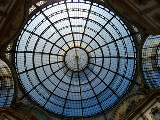 Galleria Vittorio Emanuele II, es un edificio formado por dos arcadas perpendiculares con bóveda de vidrio que se cruzan formando un octágono.