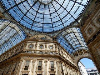 Galleria Vittorio Emanuele II, es un edificio formado por dos arcadas perpendiculares con b&oacute;veda de vidrio que se cruzan formando un oct&aacute;gono.