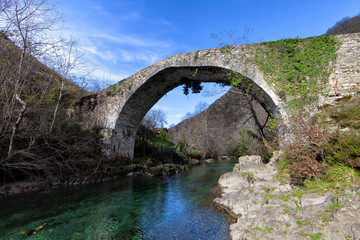 Fototapeta na wymiar Medieval bridge over the Dobra river