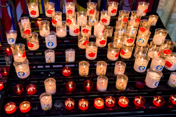 Fototapeta na wymiar Des bougies dans la cathédrale de Bayeux