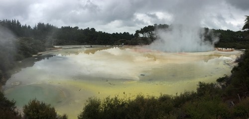 Dampfende Schwefelseen in Neuseeland